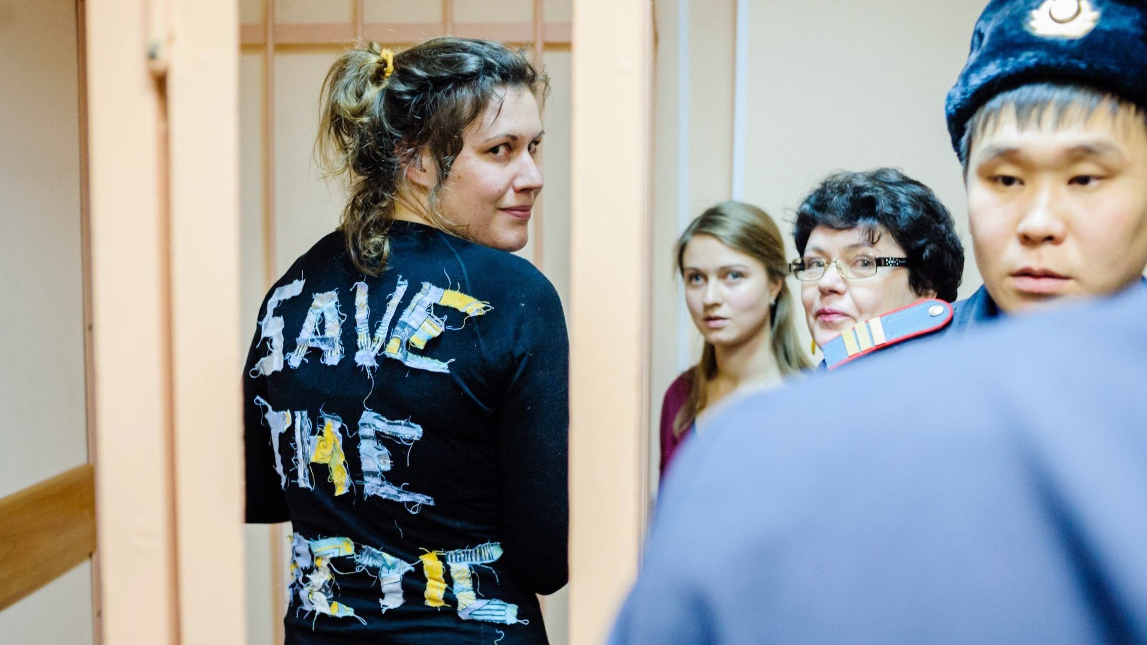 Anne Mie Roer Jensen i en upcyclet T-shirt med teksten
