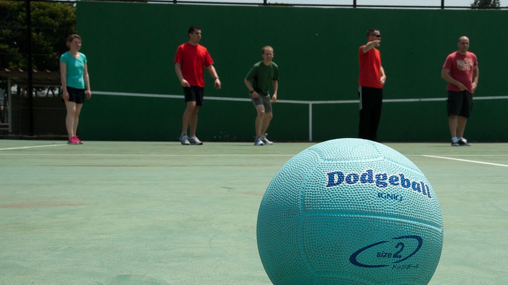 Lær blandt andet at spille dodgeball i forløbet.