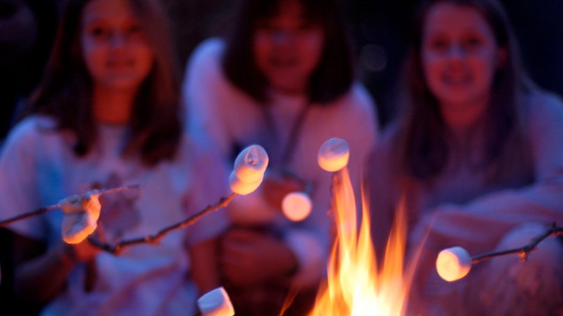 Meeting new friends, playing all kinds of sports, hanging out by the bonfire – it is time to go to camp!