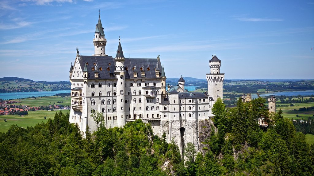 Schloss Neuschwanstein in Bayern wird oft mit den Märchen der Brüder Grimm verbunden.